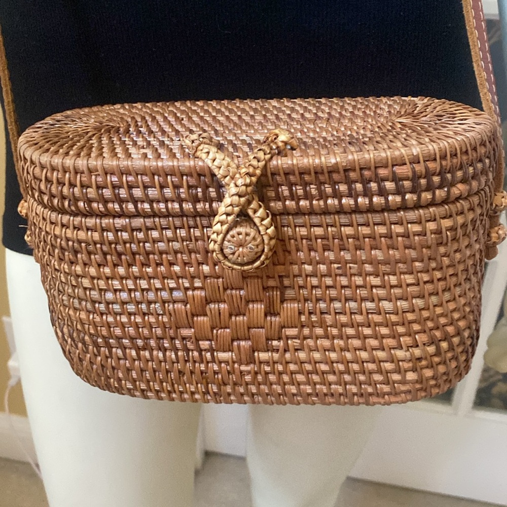 Wicker Crossbody Bag with toggle closure Blue interior - Picture 2 of 9